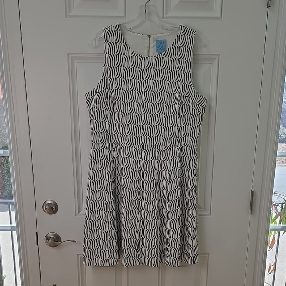 CeCe Dresses & Skirts - CeCe Black and White Abstract Stripe Cotton Dress.  Size 14